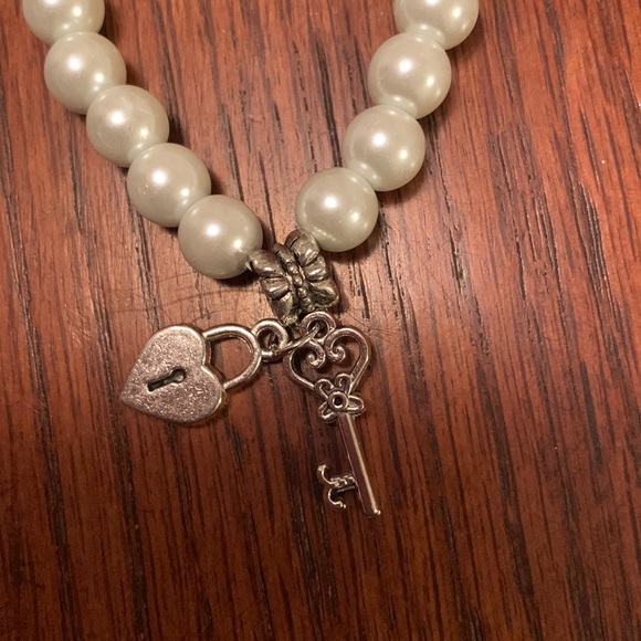 New! D’Bello Lock ‘n Key Pearl Stretch Bracelet - Picture 2 of 5